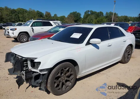 2017 Chrysler 300 300S Alloy Edition z USA, uszkodzony, nr VIN 2C3CCABG2HH669001